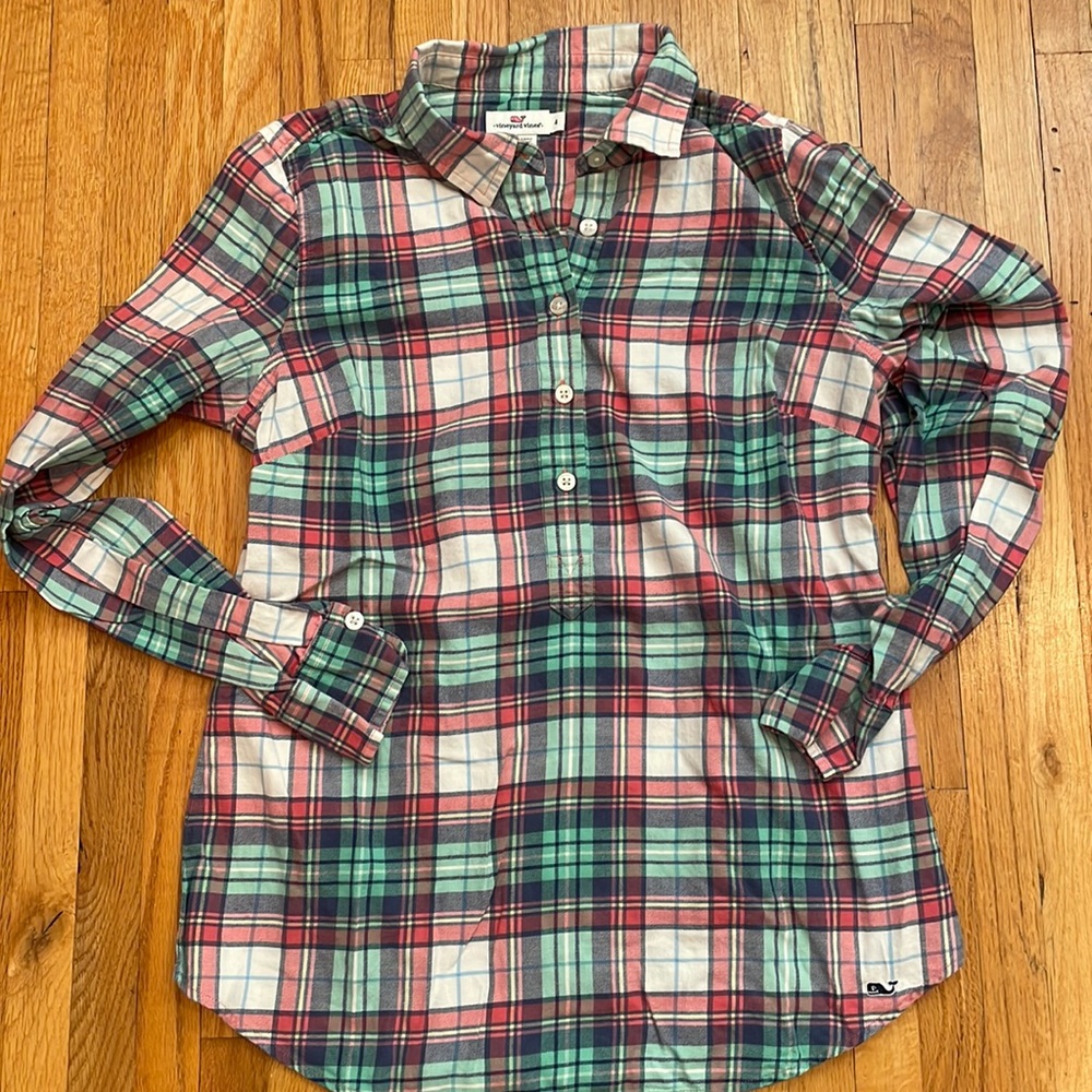 Vineyard vines- Woman’s 1/4 button up. Plaid- size 4